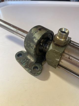 Pistón hidráulico para barco. Piloto automático