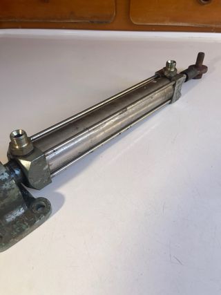 Pistón hidráulico para barco. Piloto automático