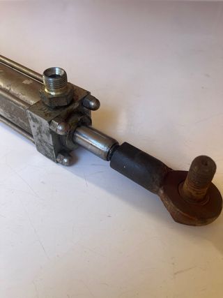 Pistón hidráulico para barco. Piloto automático