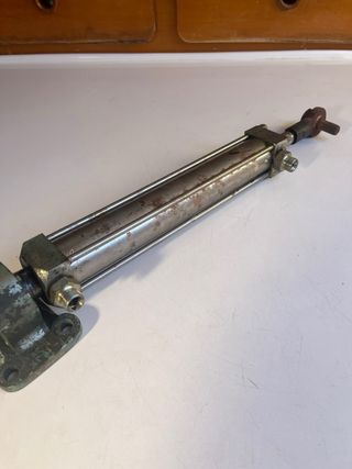 Pistón hidráulico para barco. Piloto automático