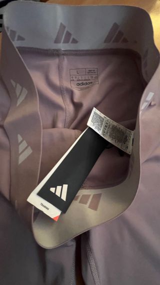 Mallas Adidas Techfit Moradas con etiqueta