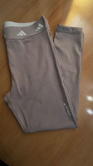 Mallas Adidas Techfit Moradas con etiqueta