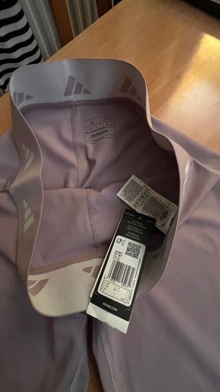 Mallas Adidas Techfit Moradas con etiqueta