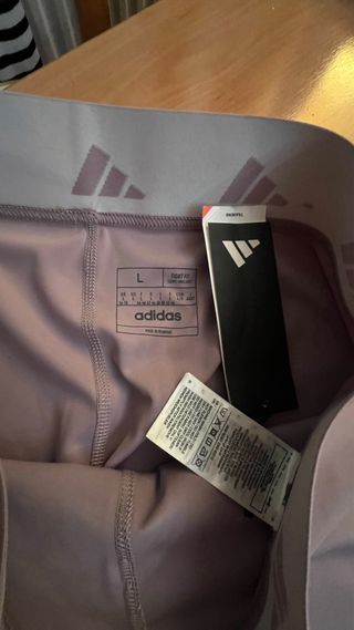 Mallas Adidas Techfit Moradas con etiqueta