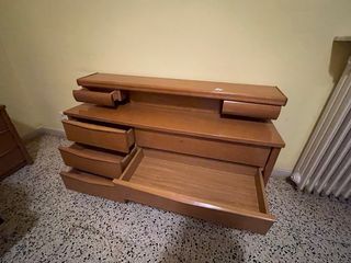 Cómoda de madera con cajones