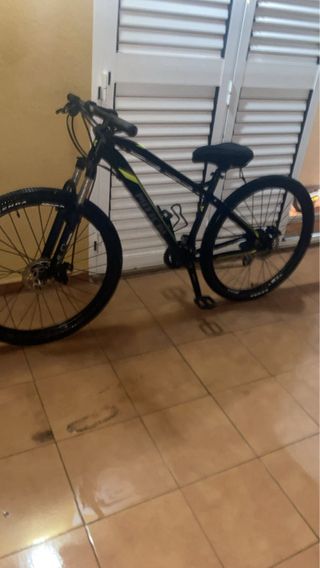 Bicicleta de montaña negra