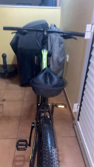 Bicicleta de montaña negra