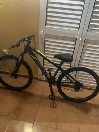 Bicicleta de montaña negra