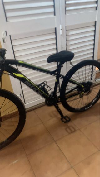 Bicicleta de montaña negra