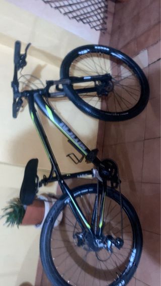 Bicicleta de montaña negra