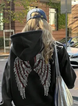 Sudadera con alas de lentejuelas