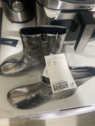 Botines plateados con cremallera