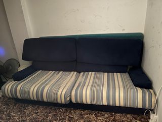 Sofá de tela azul y verde