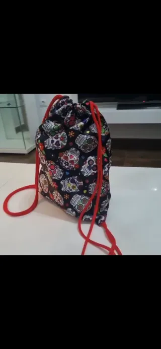 Mochila con diseño de calaveras