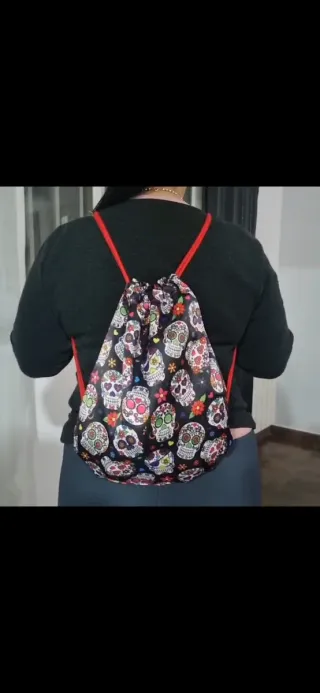 Mochila con diseño de calaveras