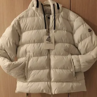 Chaqueta Moncler acolchada blanca con capucha