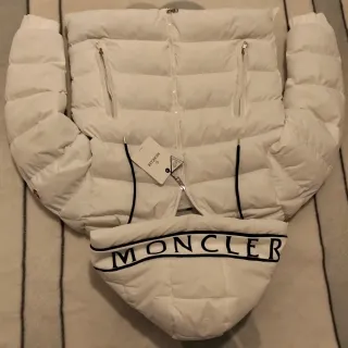 Chaqueta Moncler acolchada blanca con capucha