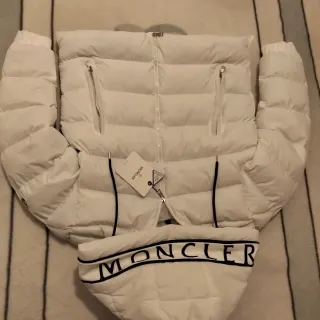 Chaqueta Moncler acolchada blanca con capucha