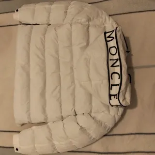 Chaqueta Moncler acolchada blanca con capucha
