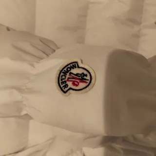 Chaqueta Moncler acolchada blanca con capucha