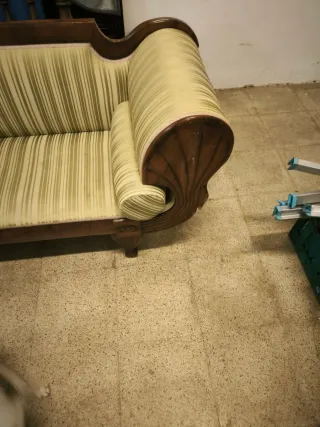 Sofá antiguo de madera y tela