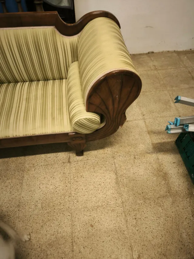 Sofá antiguo de madera y tela