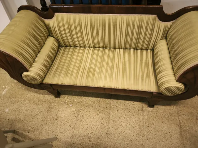 Sofá antiguo de madera y tela