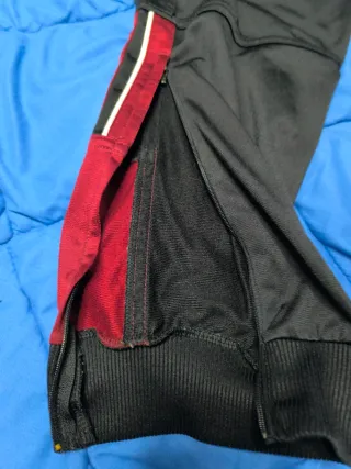 Pantalones Adidas Negros y Rojos