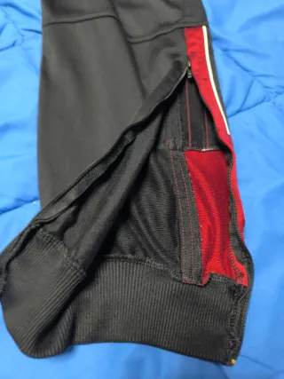 Pantalones Adidas Negros y Rojos