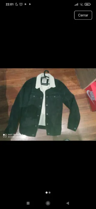 Cazadora Pull&Bear negra con forro blanco