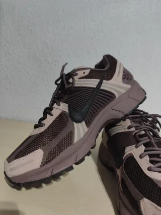 Nike Vomero 5 Talla 45.5 Beige Marrón