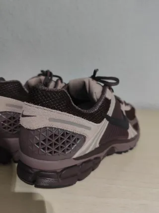 Nike Vomero 5 Talla 45.5 Beige Marrón