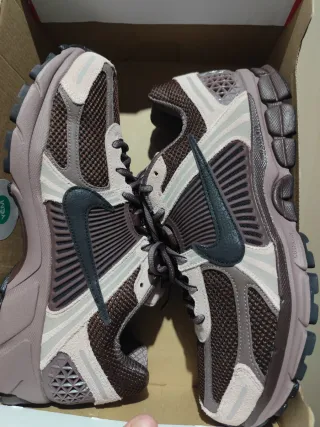 Nike Vomero 5 Talla 45.5 Beige Marrón