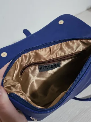 Bolso azul con logo grabado