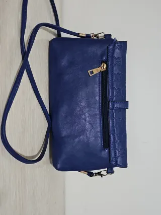 Bolso azul con logo grabado