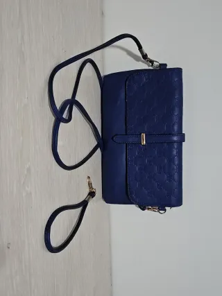 Bolso azul con logo grabado