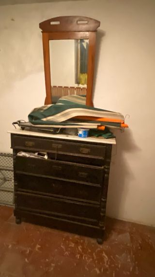 Mueble antiguo de madera con espejo