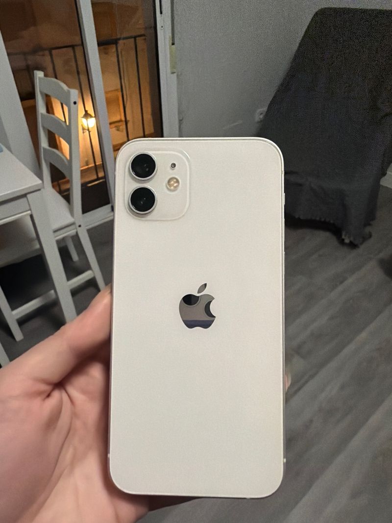 iPhone 12 Plata. Regalo el cargador y la funda