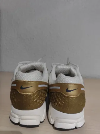 Nike Vomero 5 Talla 45.5 Dorado Blanco