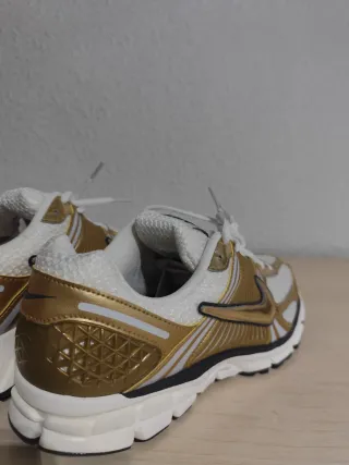 Nike Vomero 5 Talla 45.5 Dorado Blanco
