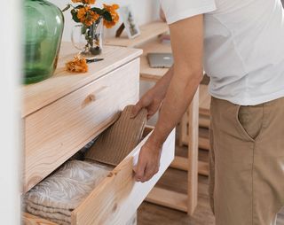 Cómoda cajonera de madera natural