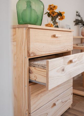 Cómoda cajonera de madera natural