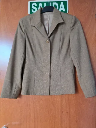 Traje de chaqueta y pantalón marrón