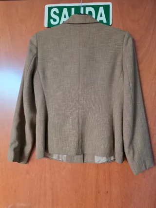 Traje de chaqueta y pantalón marrón