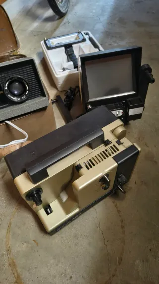 Lote Cinematografía Vintage: Proyector y Accesorio