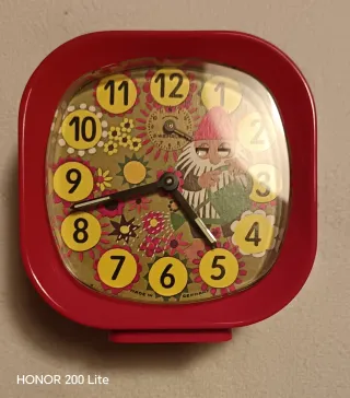 Sveglia rossa con disegno di gnomo