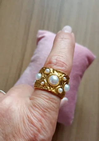 Anillo dorado ajustable con perlas