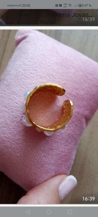 Anillo dorado ajustable con perlas
