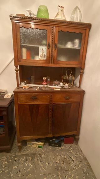Mueble antiguo de madera y cristal