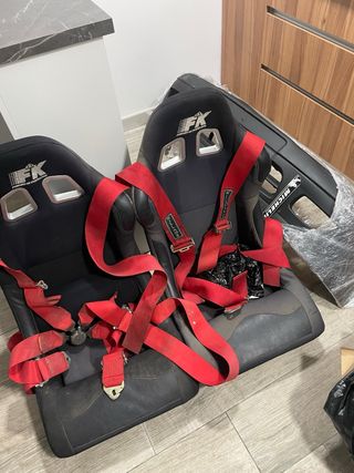 Baquets FK con arneses rojos